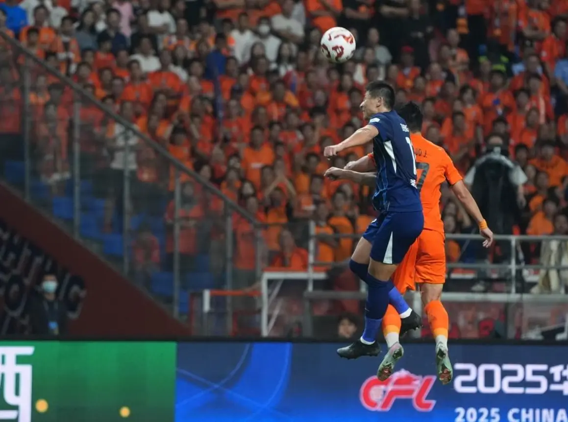 邓卓翔陷入, 后卫首发出, div