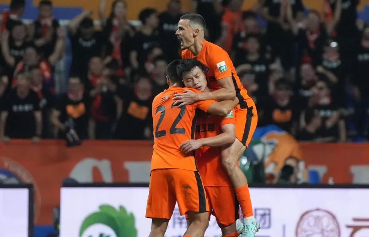 打击, 击败武汉三