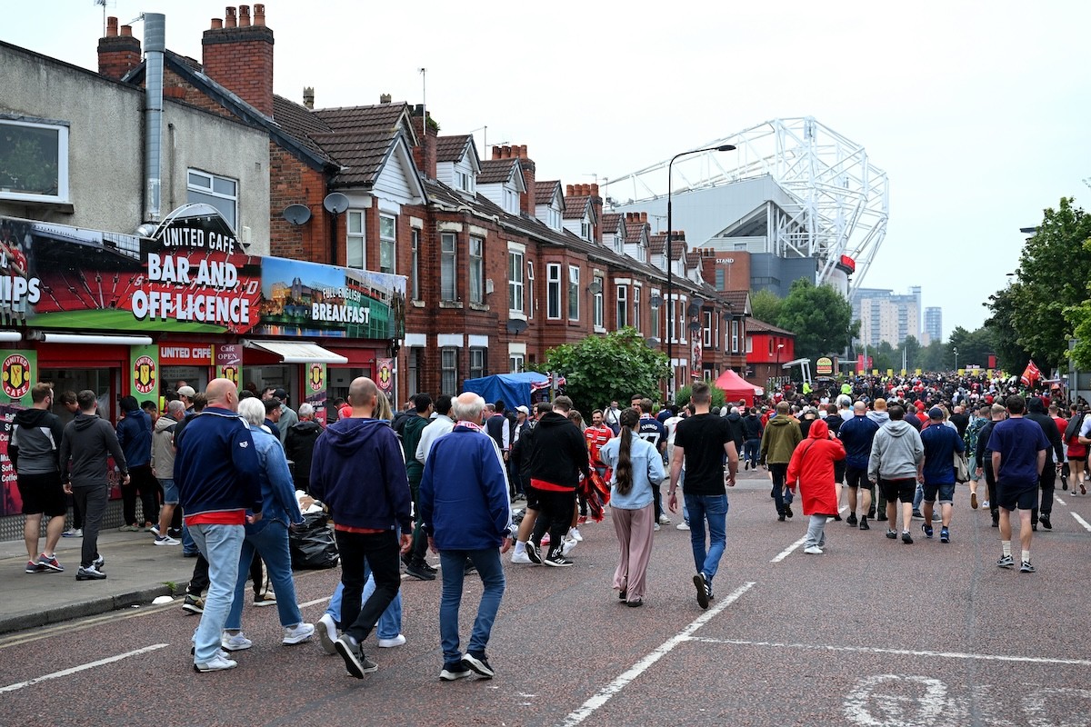 的球迷在开, 在Face